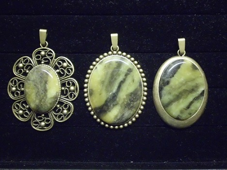 Anhänger, grün, bronzefarben, oval