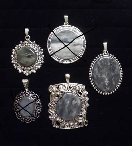 Anhänger schwaru-weiß, silbern, rundlich, verziert