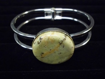 Armreif, geschlossen, rund, beige-grünlich